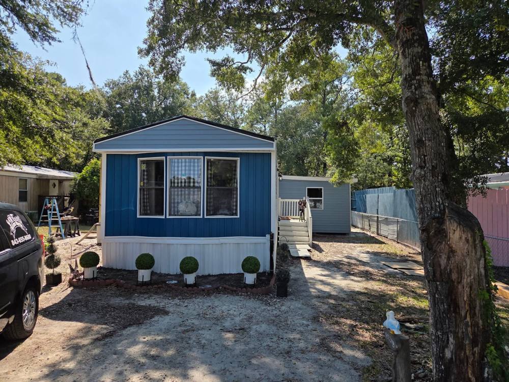 Trailer exterior after in royal blue